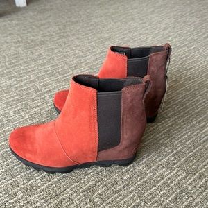 NWT Sorel pull on suede ankle boots
